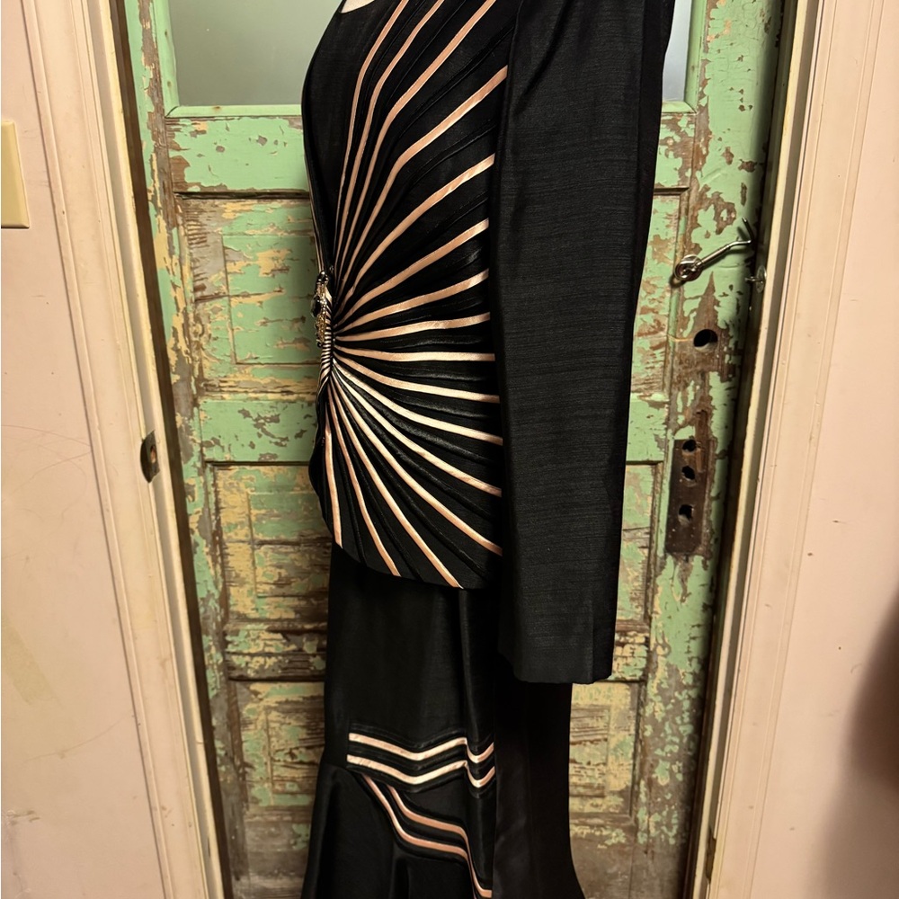 Elegant Black and White Women's Dress Suit - Picture 5 of 16